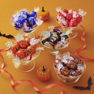 季節限定リンドール「メープル」とハロウィンらしいパッケージの2種類が登場！