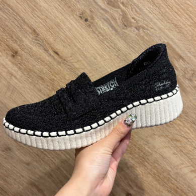 NEW✨SKECHERS